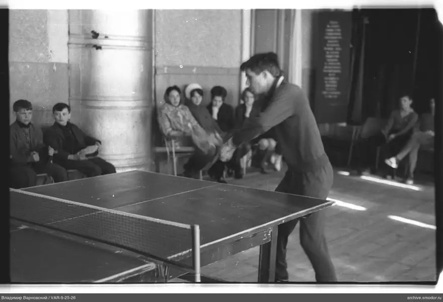 Mann spielt Tischtennis