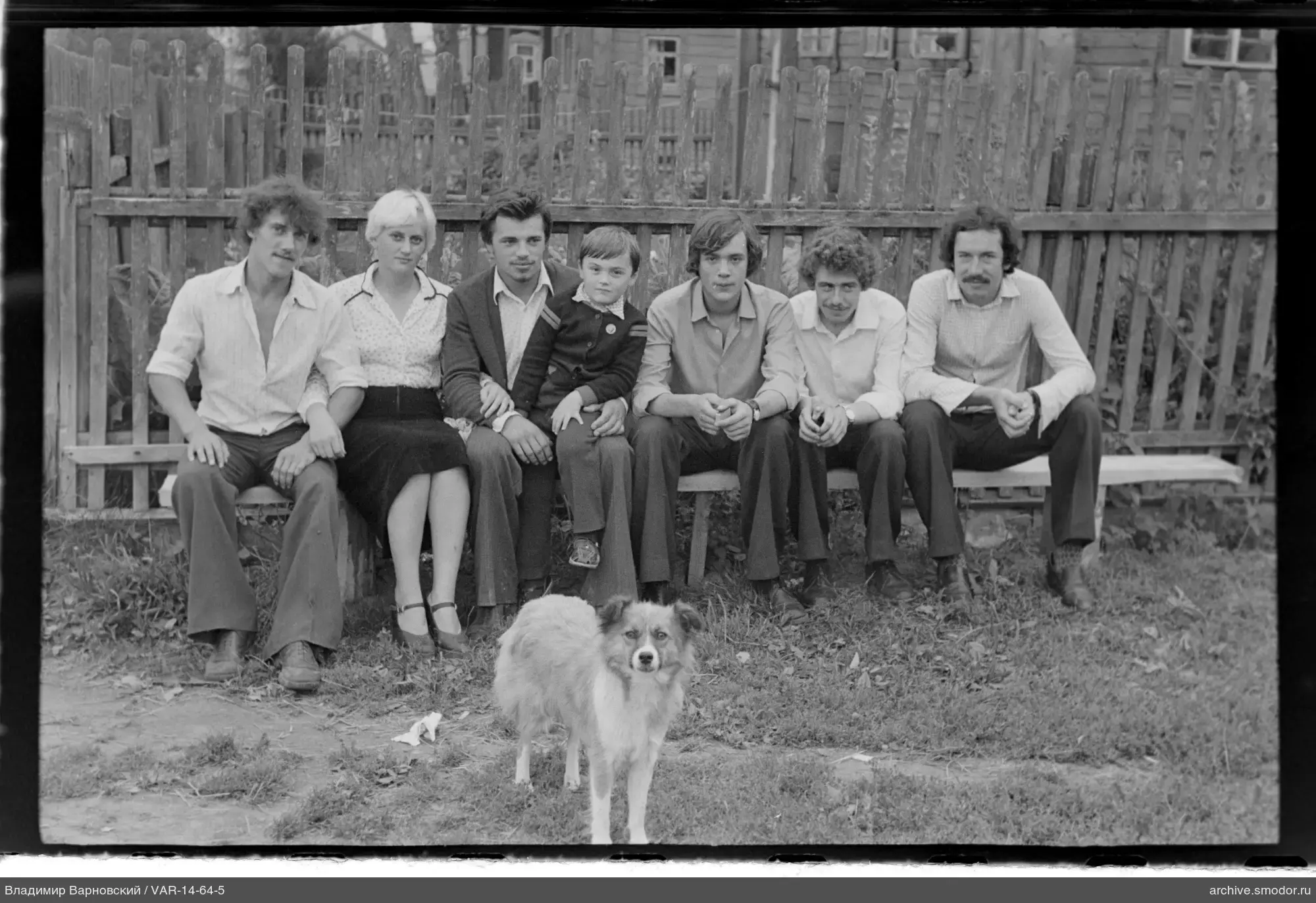 Gruppe von Menschen und Hund auf Bank