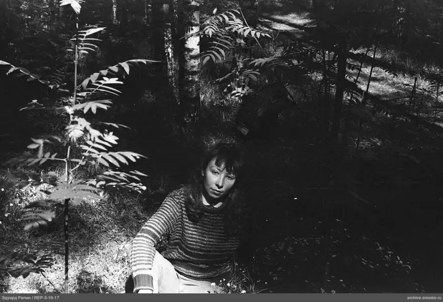 Frau im Wald zwischen Gras