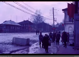 Люди на улице с флагами и плакатом