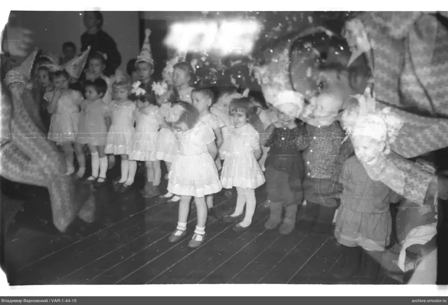 Gruppenaufnahme von Kindern bei Feier