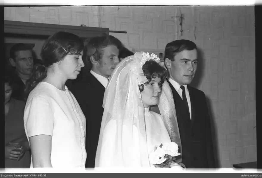 Gruppenporträt mit Frau im Hochzeitskleid