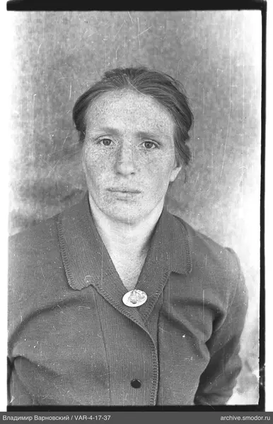 Portrait of a woman with a brooch