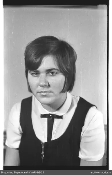 Porträt einer Frau mit kurzen Haaren