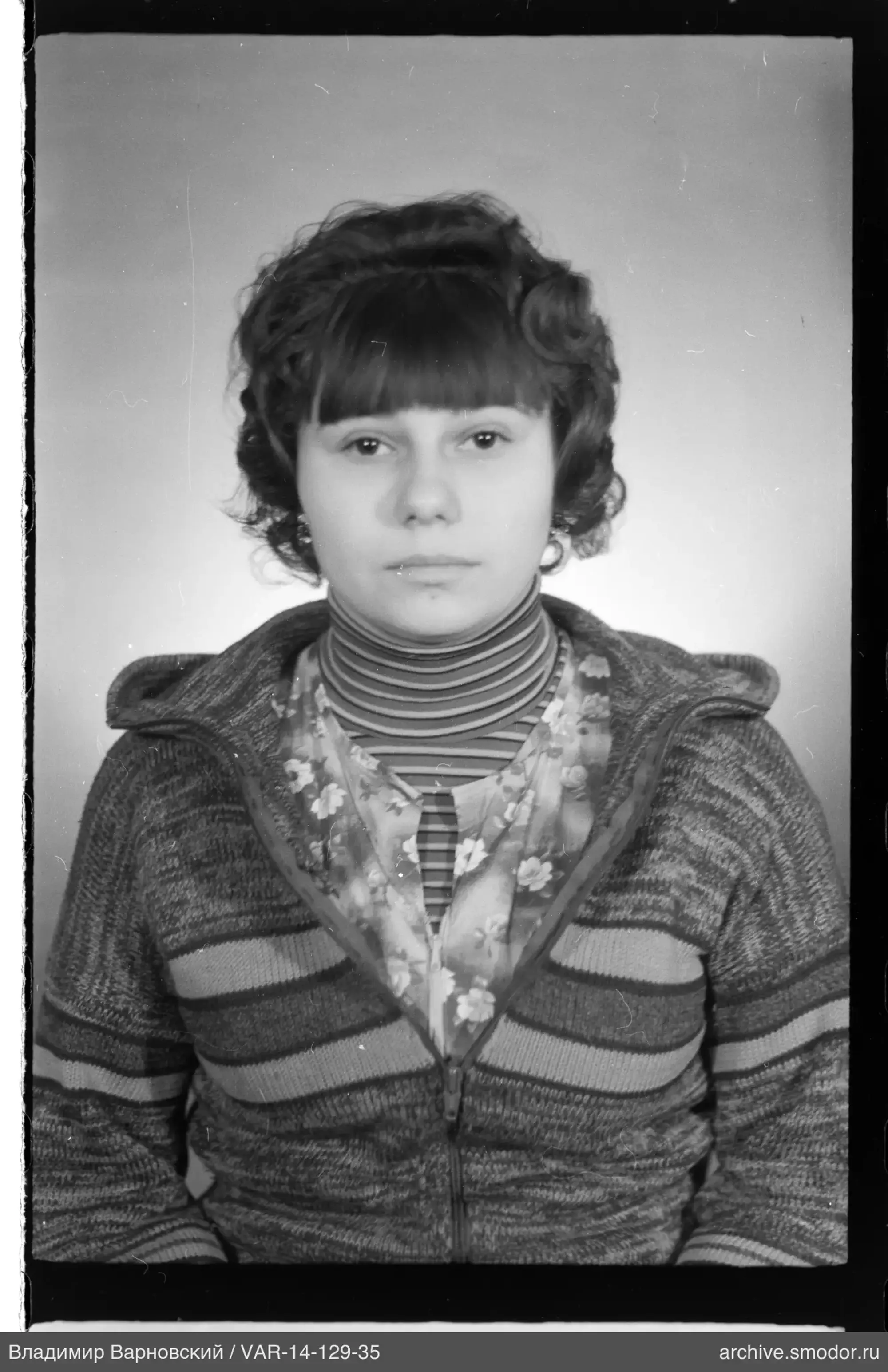 Porträt einer Frau in gestreiftem Pullover