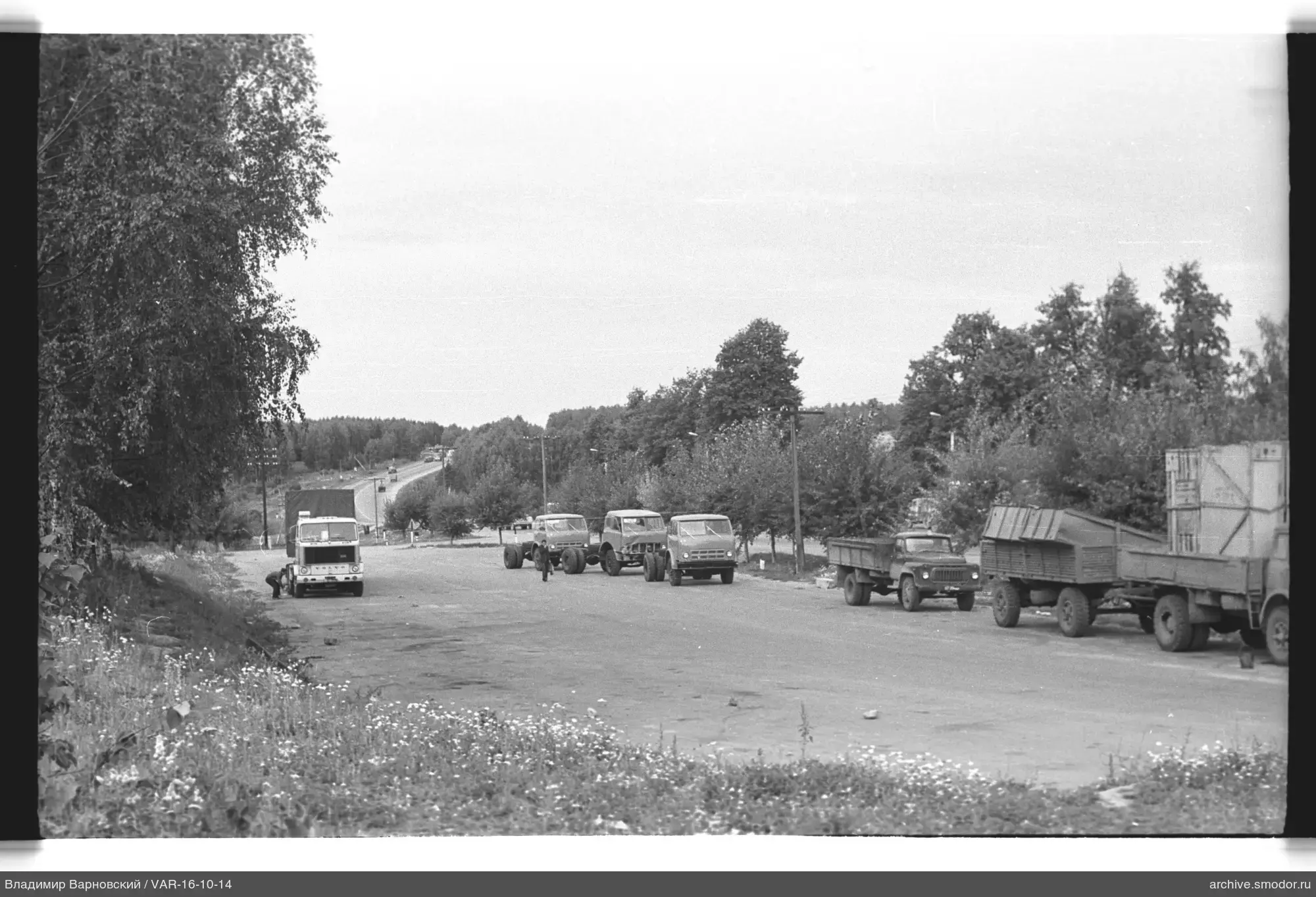 Lastwagen am Straßenrand