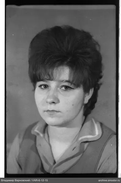 Porträt einer Frau mit kurzen Haaren