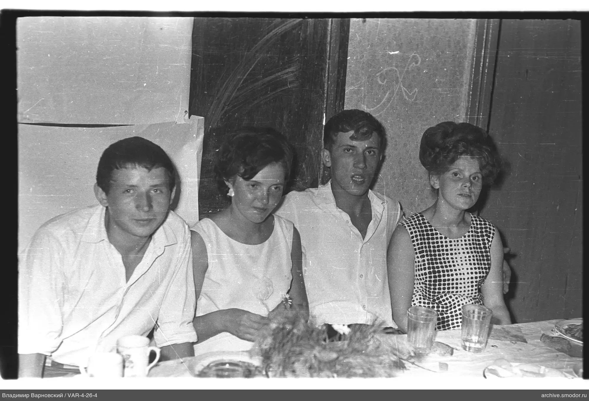 Gruppenporträt am Tisch