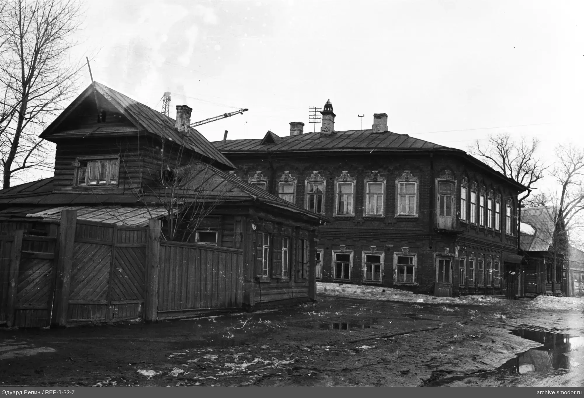 Blick auf Zaun Gebäude und Baukran