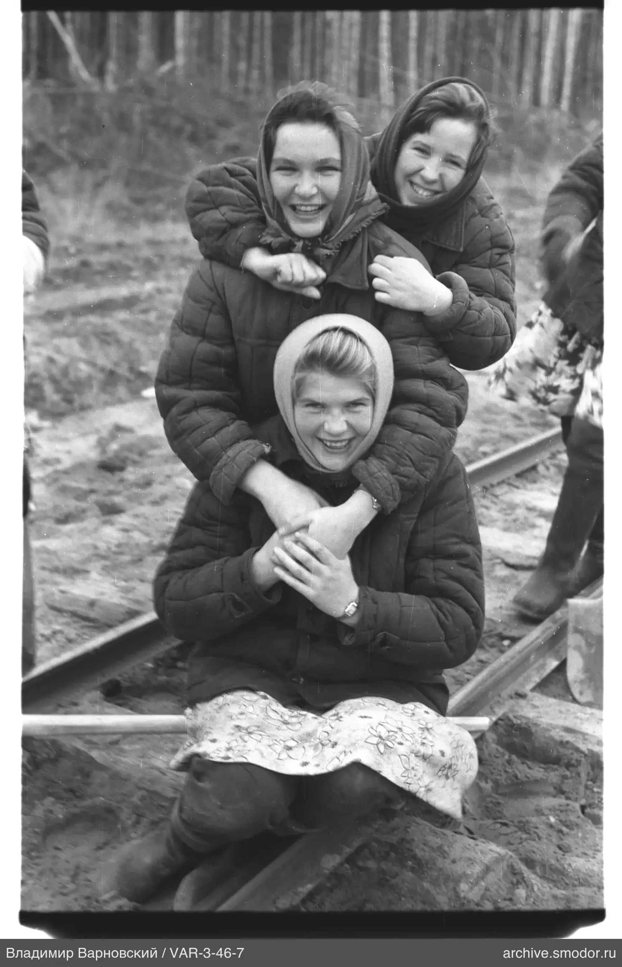 Gruppenporträt von Frauen auf Eisenbahnschienen