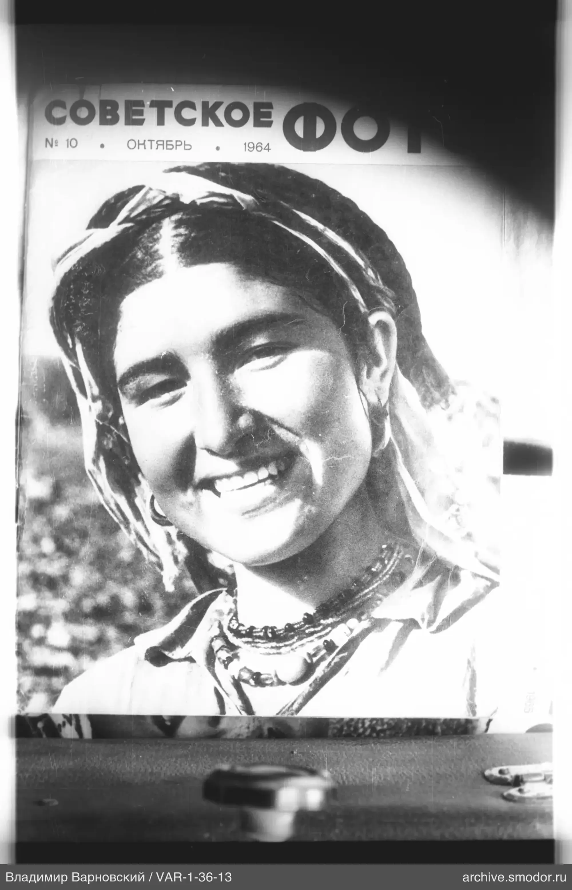 Frau mit Kopftuch und Halsketten