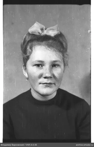 Portrait of a woman with a bow in her hair