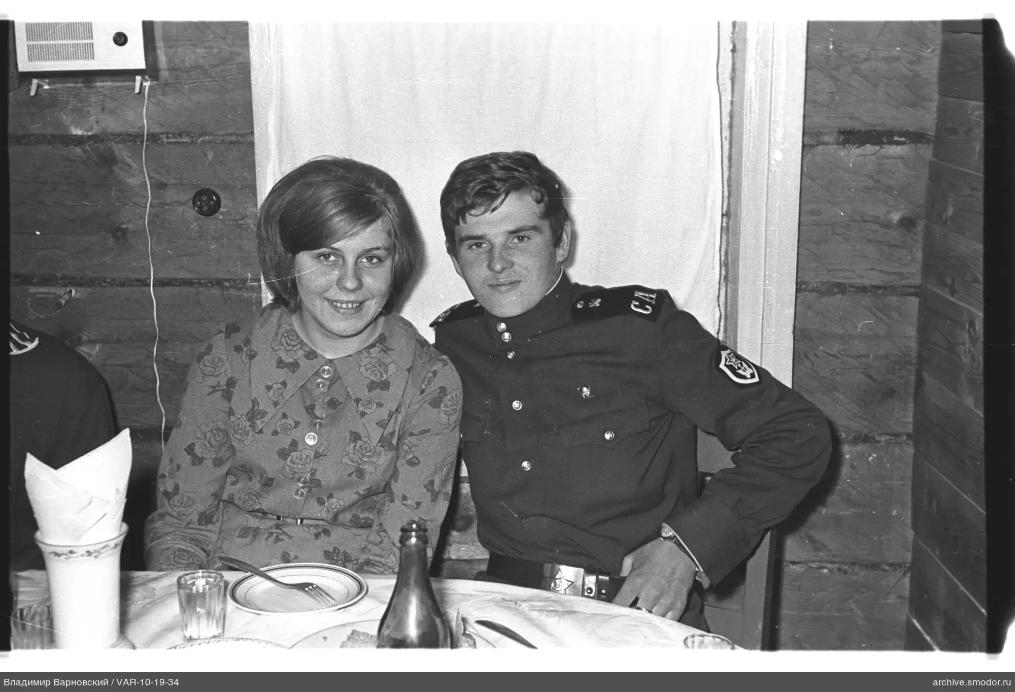 Porträt eines Mannes in Militäruniform und Frau