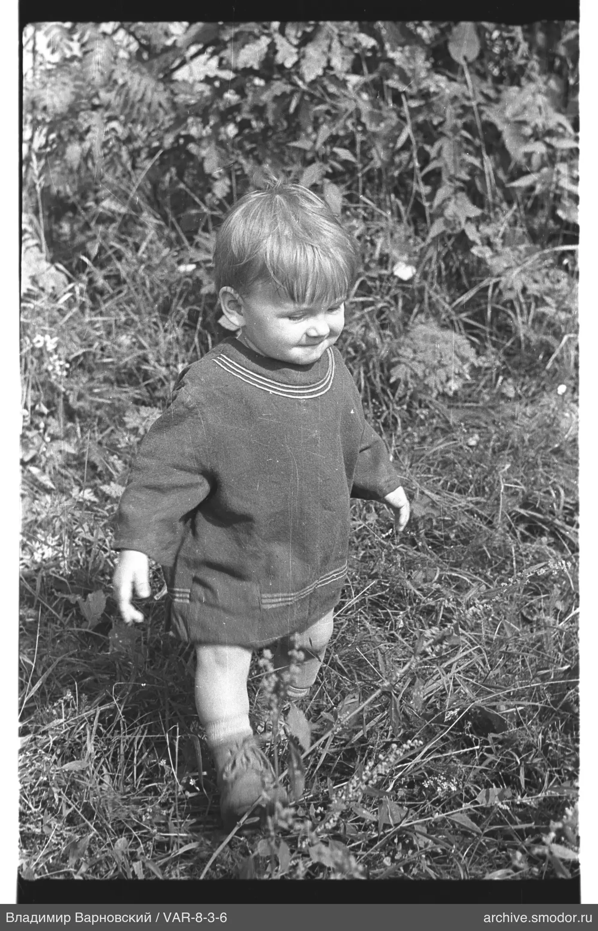 Kind in Vollbildaufnahme auf Gras