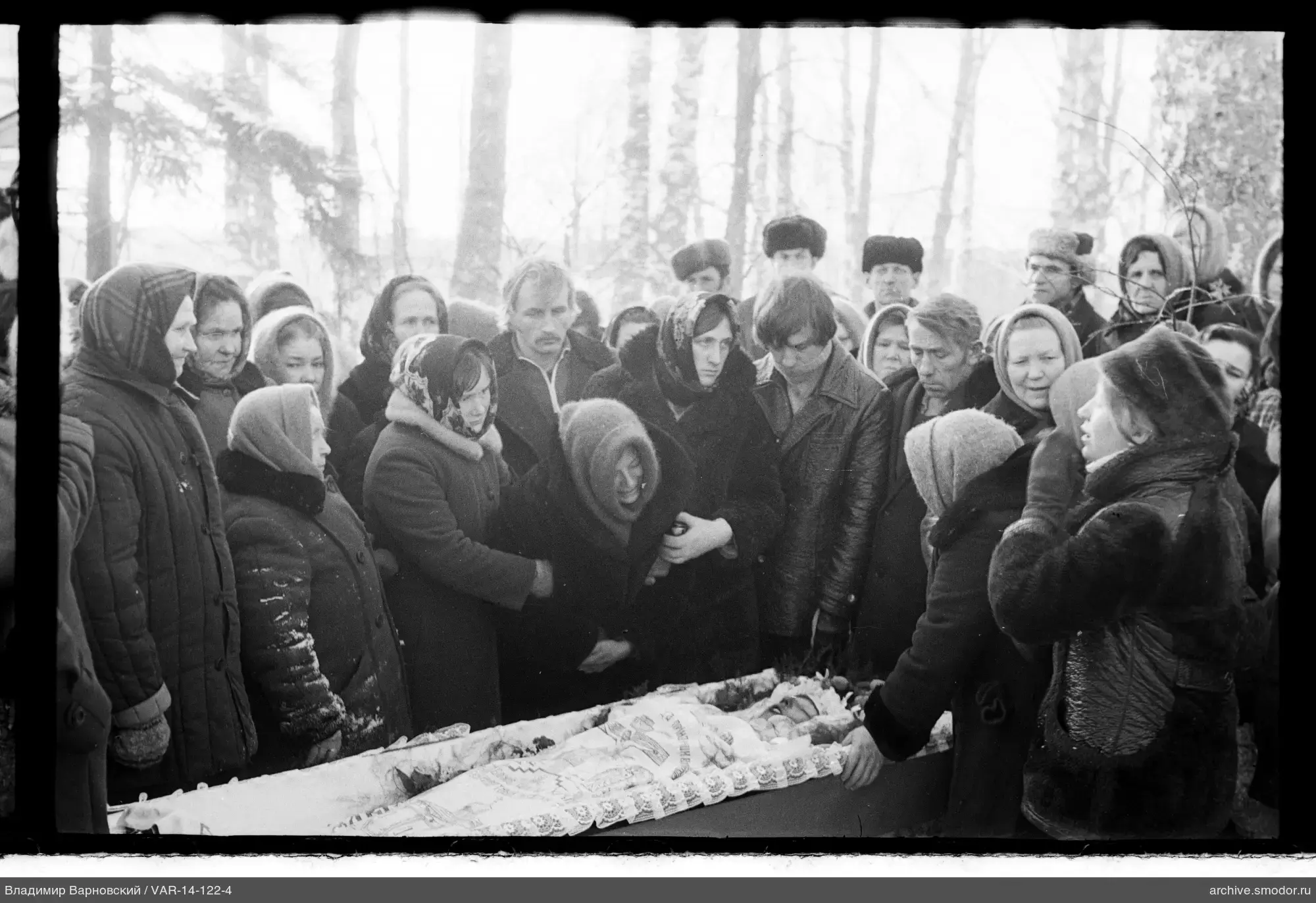 Группа людей у открытого гроба