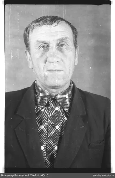 Porträt eines Mannes in Jacke und Hemd