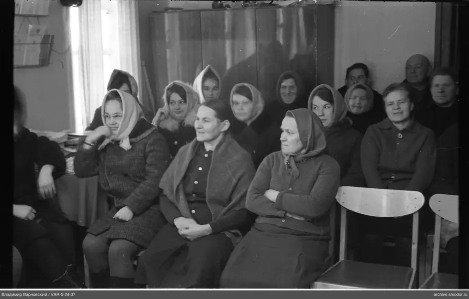 Gruppenporträt von Frauen und Männern