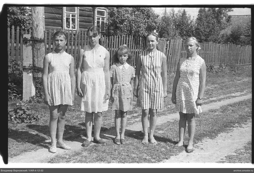 Gruppenporträt von fünf Mädchen