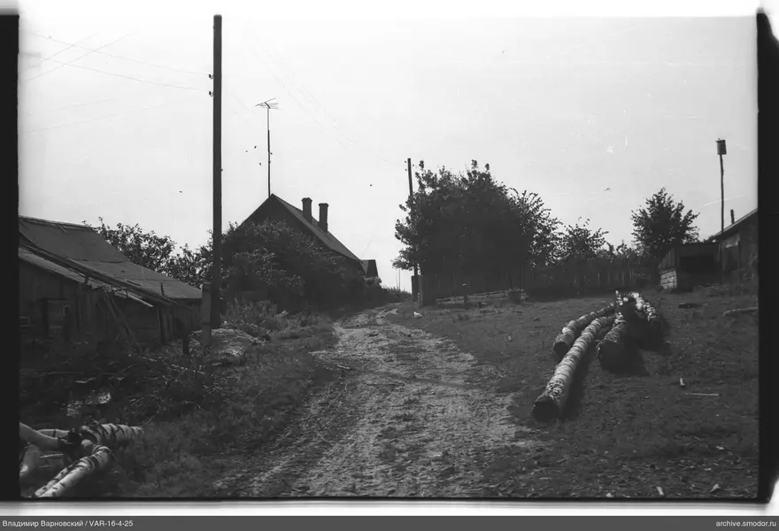 Holzhäuser und unebene Straße