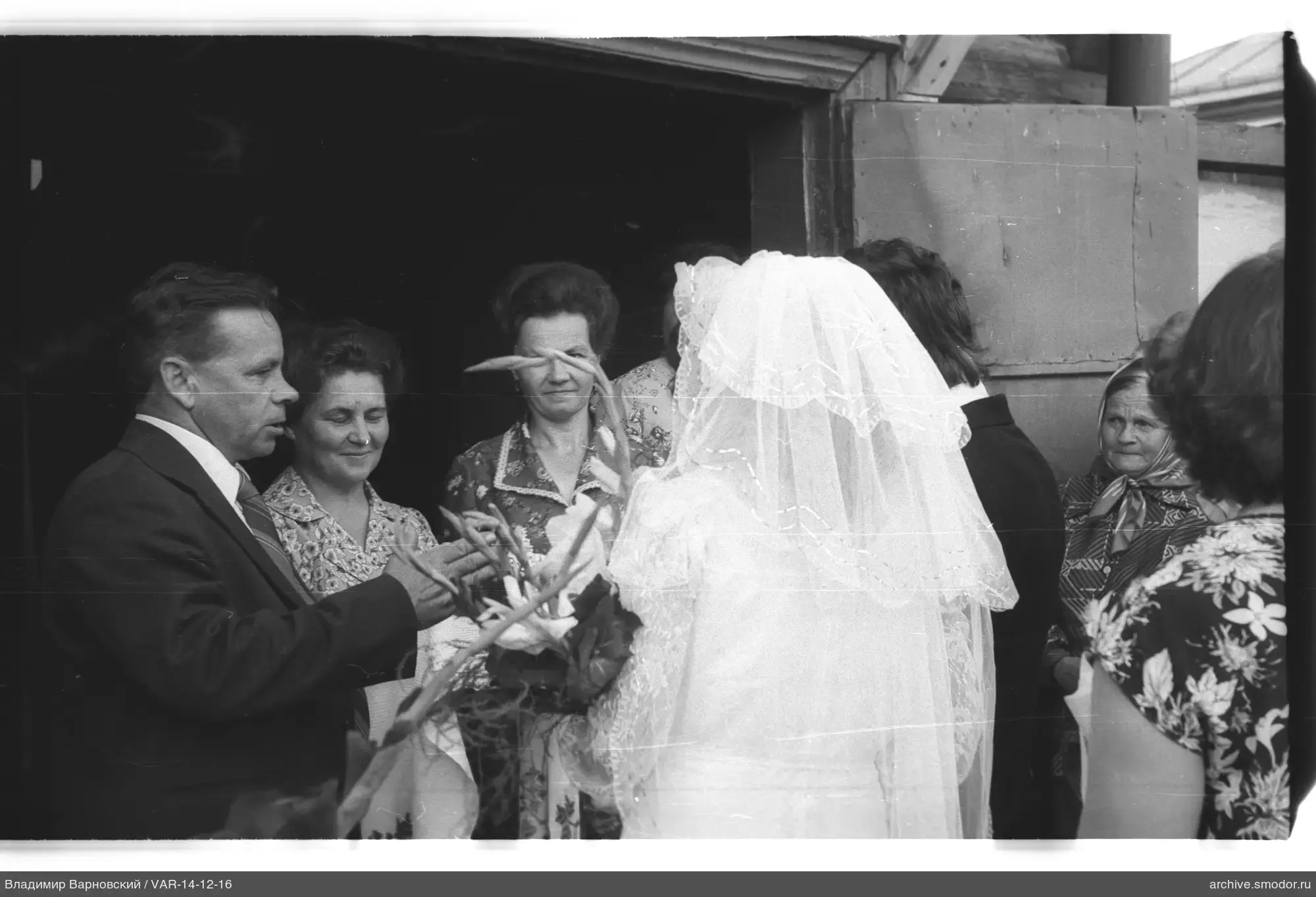 Gruppenaufnahme mit einer Frau im Hochzeitskleid