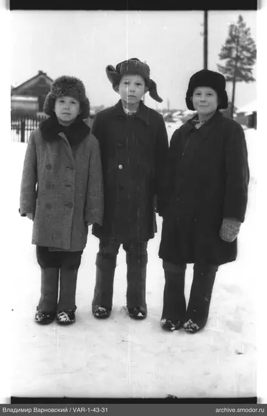 Gruppe von Jungen im Schnee