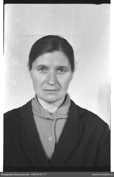 Porträt einer Frau in dunkler Jacke