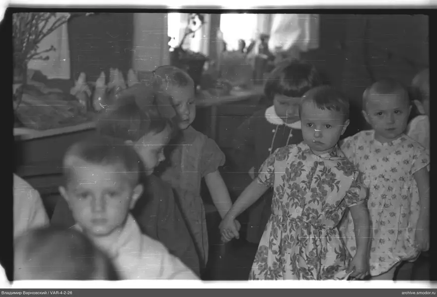Gruppenporträt von Kindern im Raum