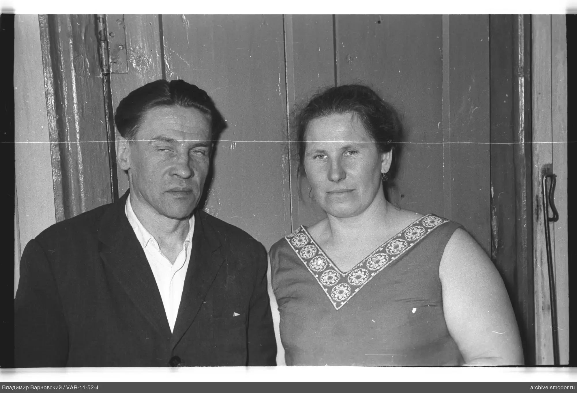 Porträt eines Mannes und einer Frau vor einer Holztür