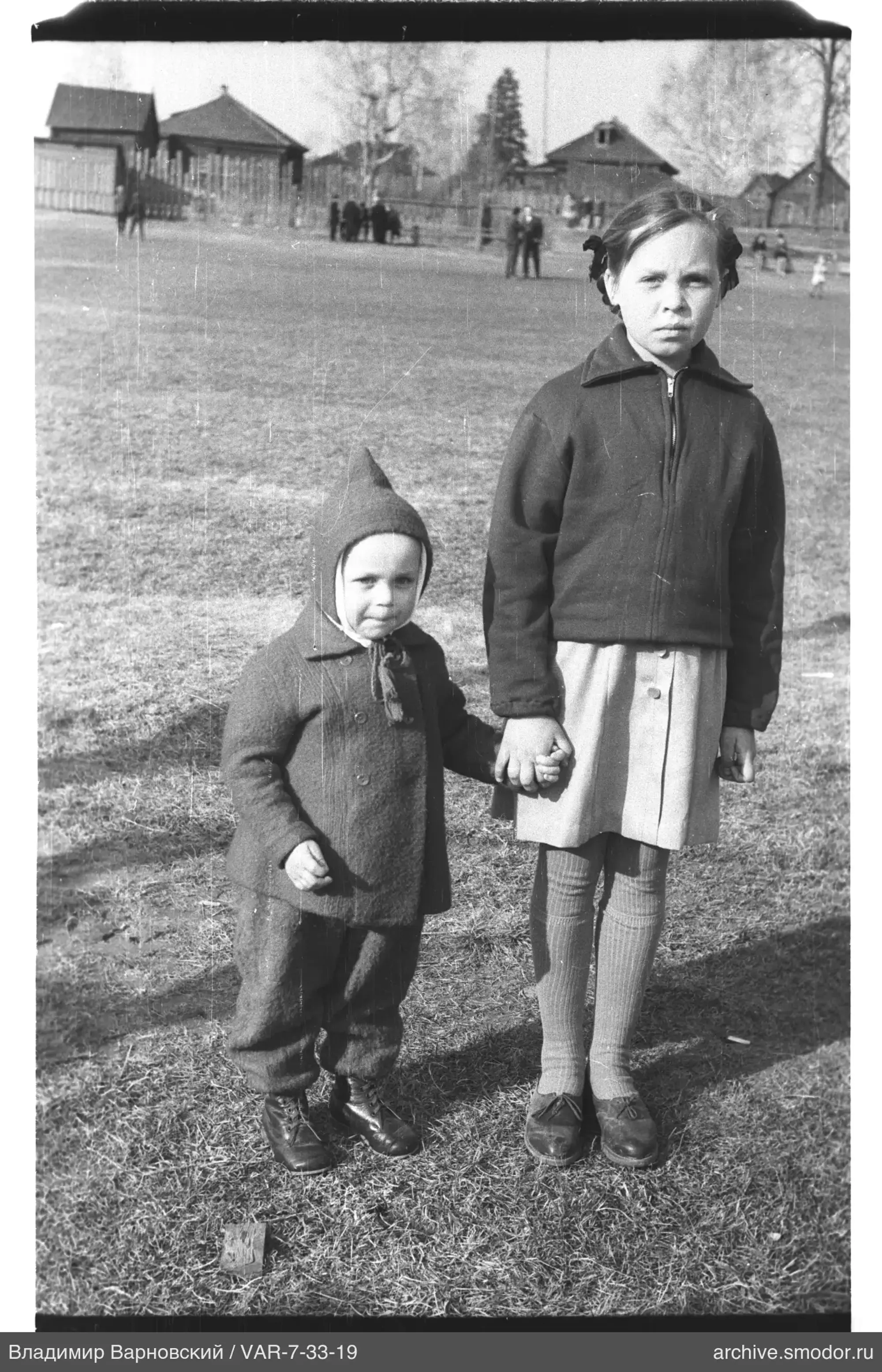 Два ребенка на травянистом поле