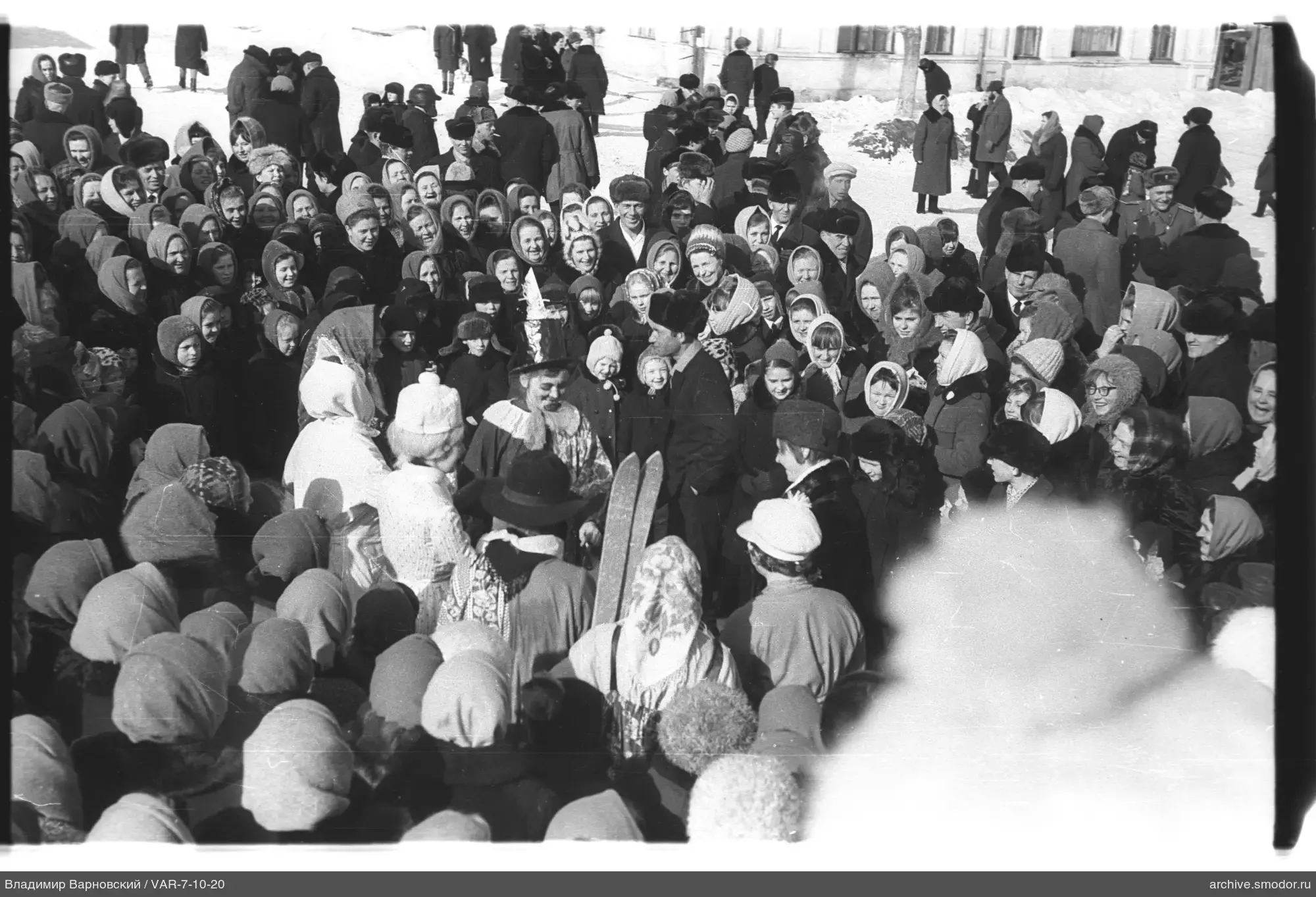 Gruppe von Menschen auf der Straße mit Schnee