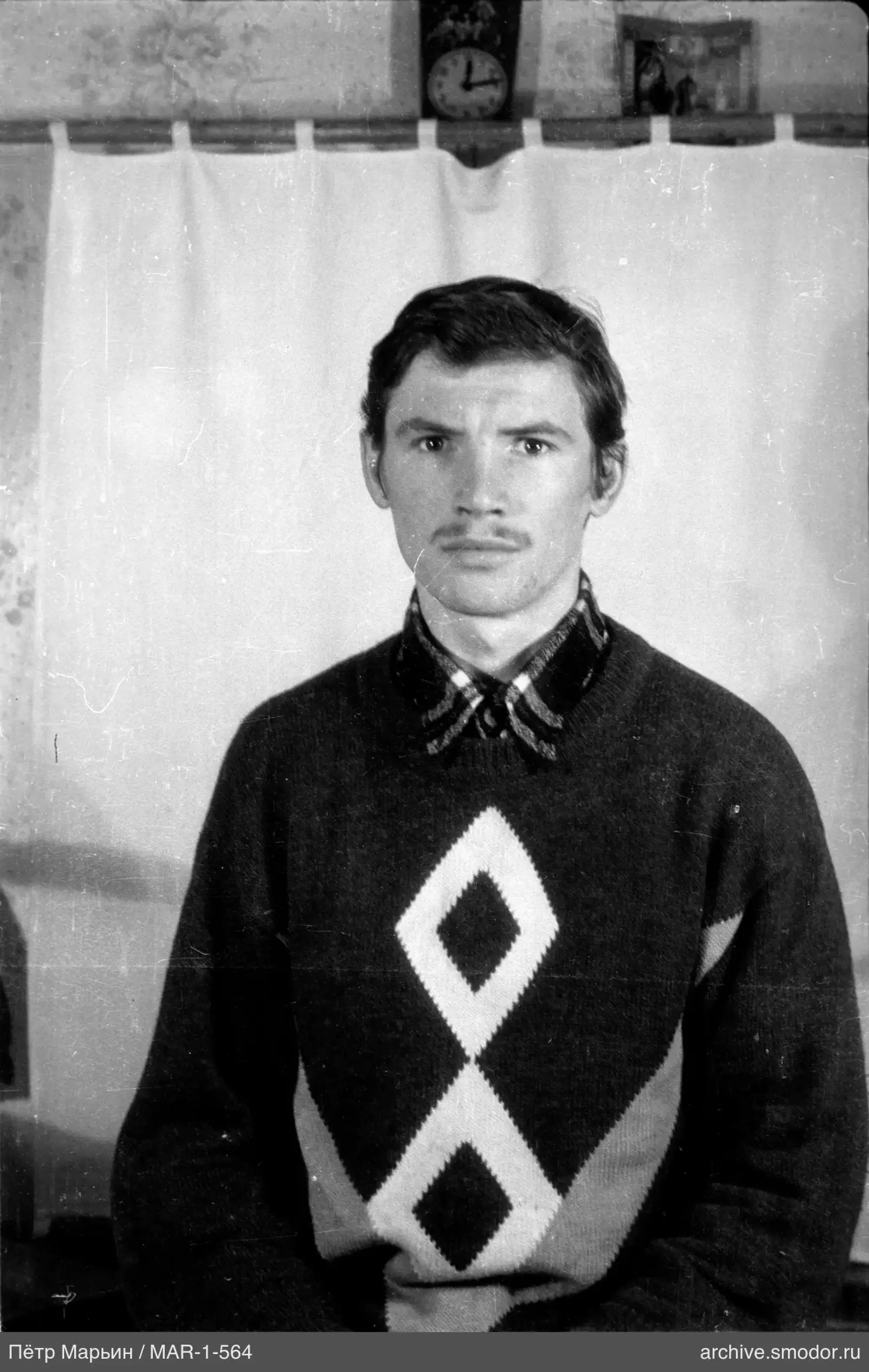 Портрет мужчины в свитере и рубашке