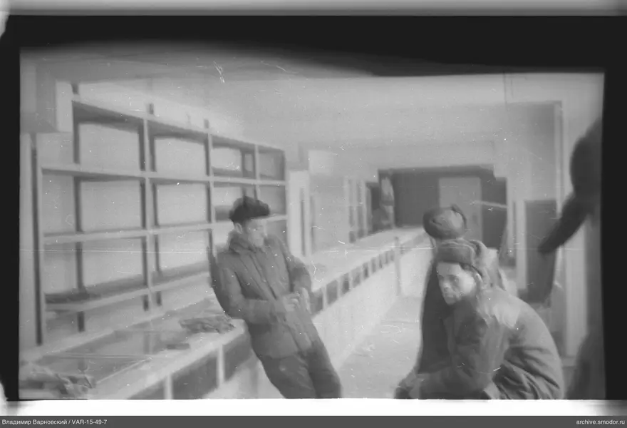 Мужчины в помещении с длинной столешницей