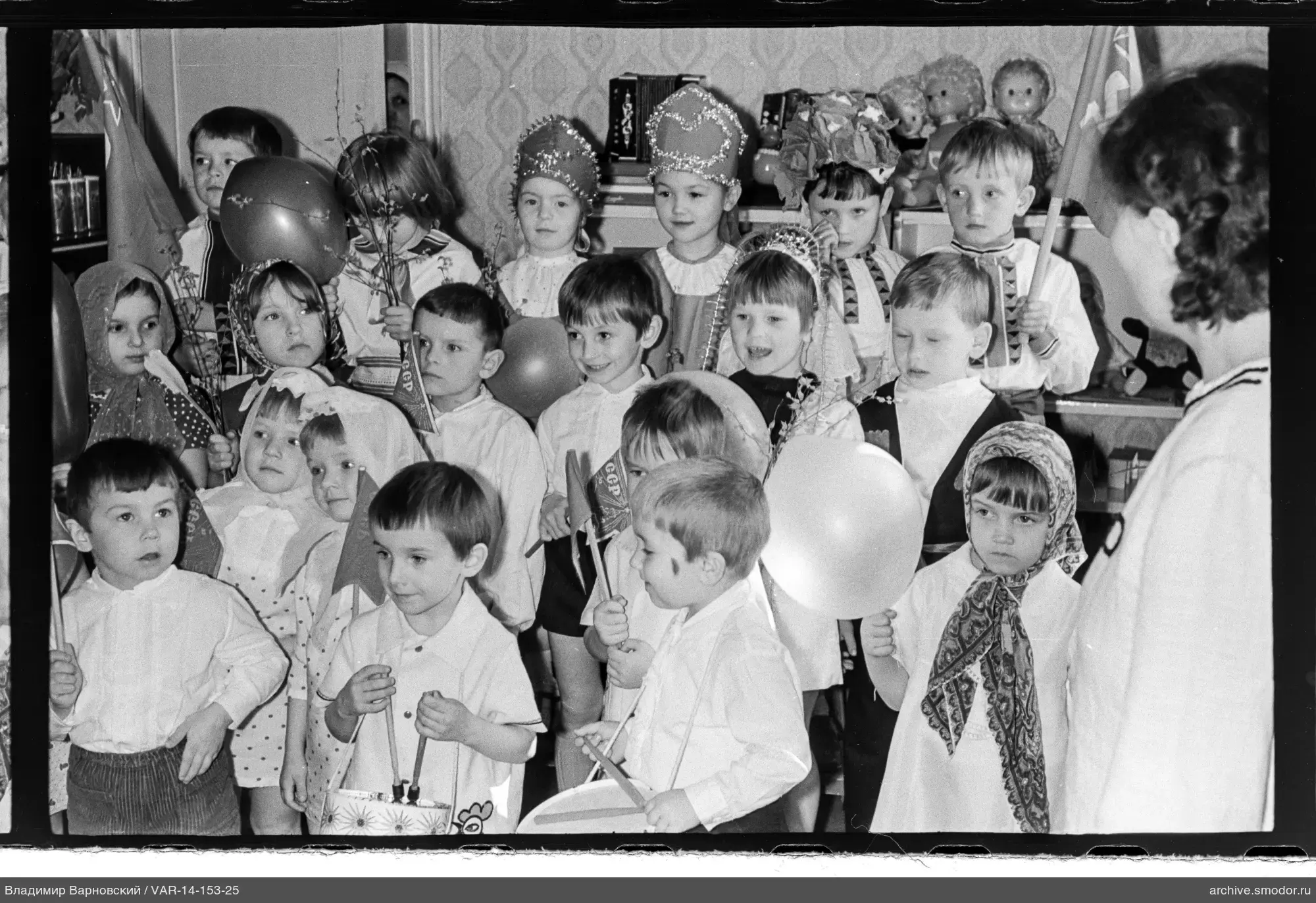 Gruppe von Kindern und Frau im Raum