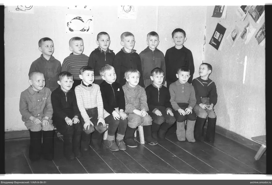 Gruppenporträt von Jungen vor Wand mit Zeichnungen