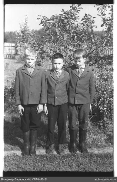 Gruppe von Jungen auf dem Gras