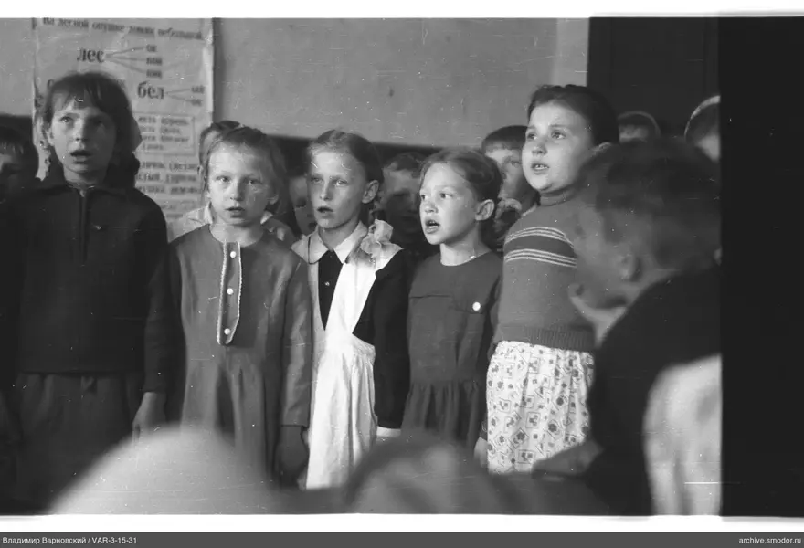 Gruppenporträt von Mädchen und Jungen