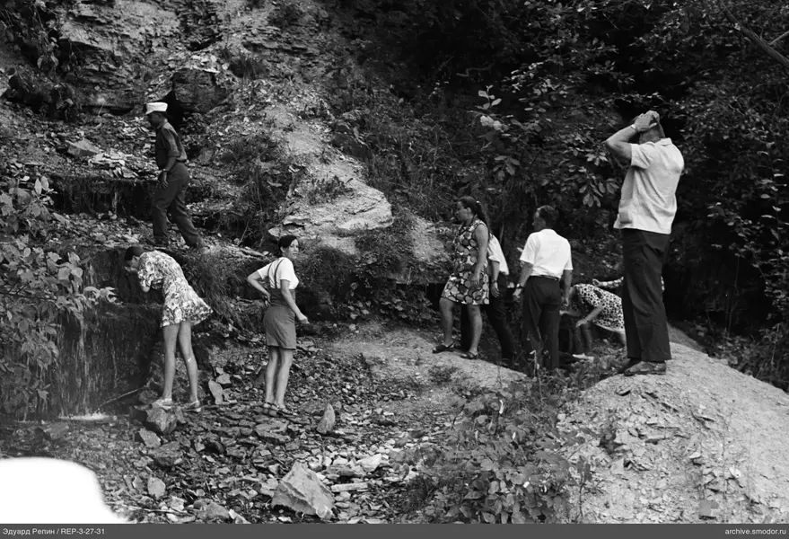 Menschen am Hang bei Wasser