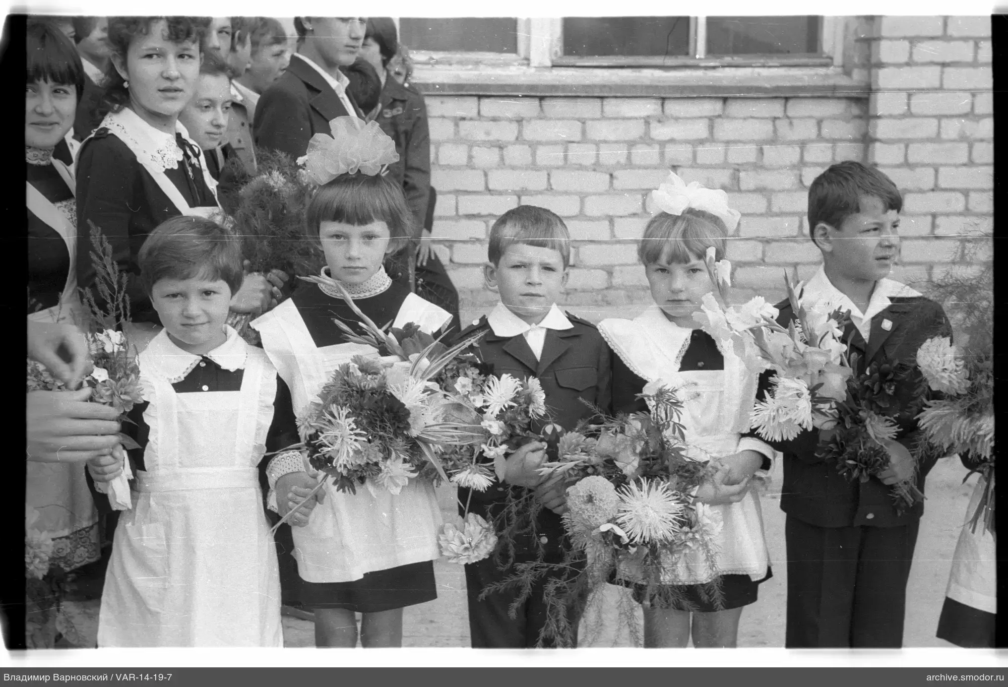 Gruppenporträt von Kindern und Erwachsenen