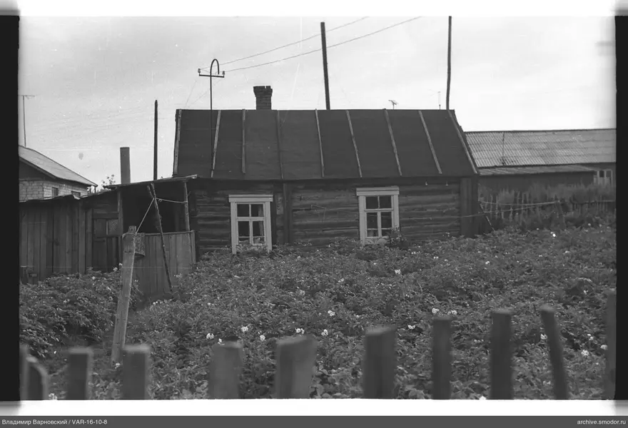 Holzhaus mit Garten und Zaun