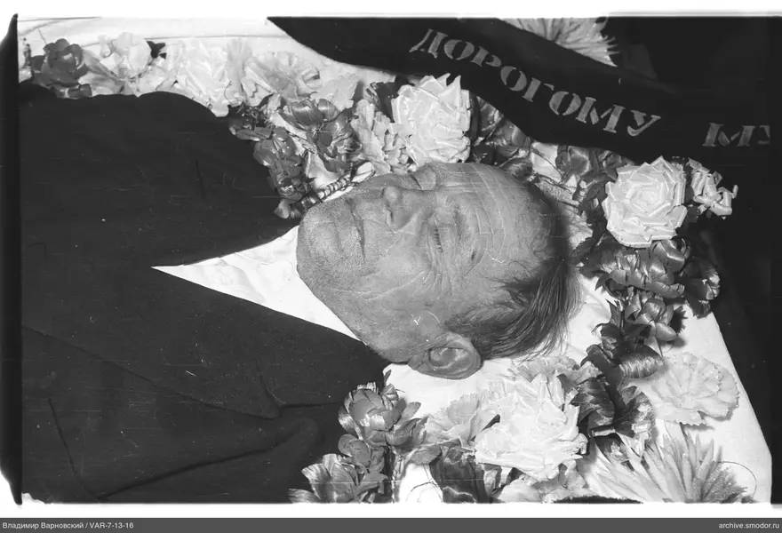 Mann mit künstlichen Blumen und Aufschrift