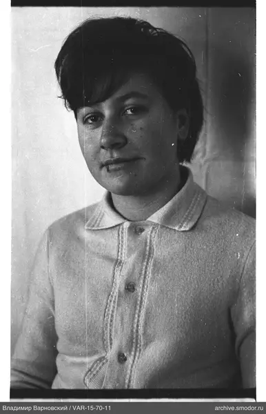 Porträt einer Frau in heller Strickjacke