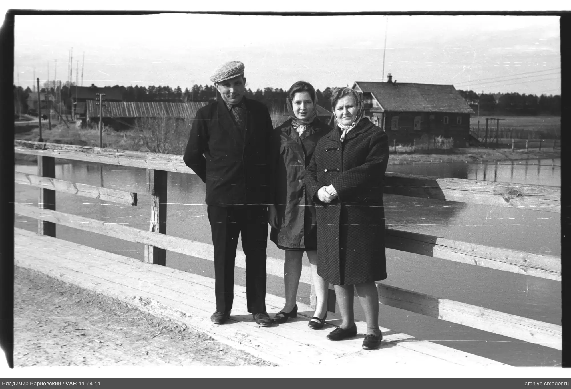 Gruppe auf Holzbrücke am Wasser
