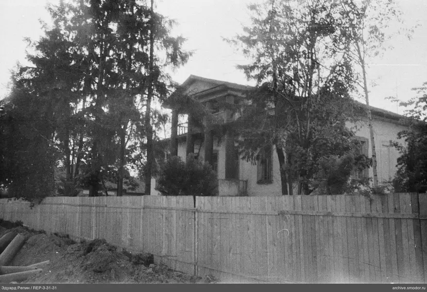 Zweistöckiges Haus mit Säulen und Balkon