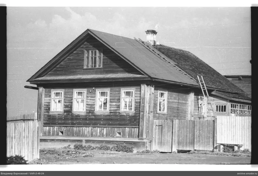 Holzhaus mit unterschiedlichen Dächern