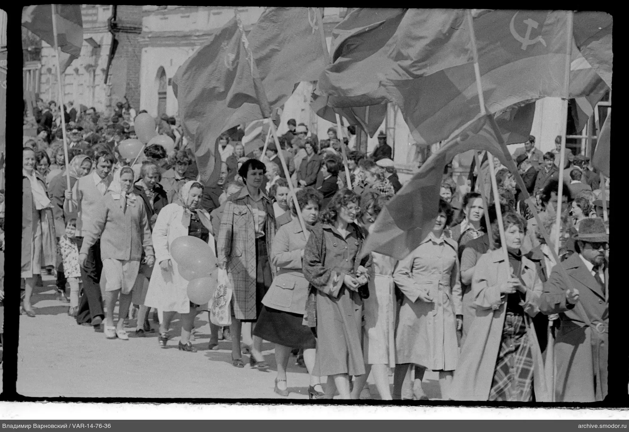 Gruppe mit Fahnen und Luftballons