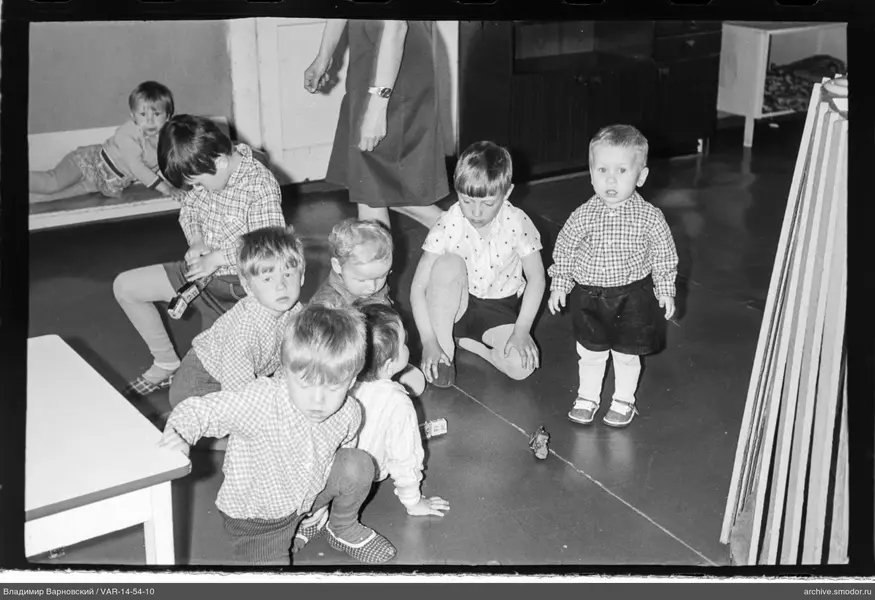 Gruppe von Kindern und erwachsener Frau