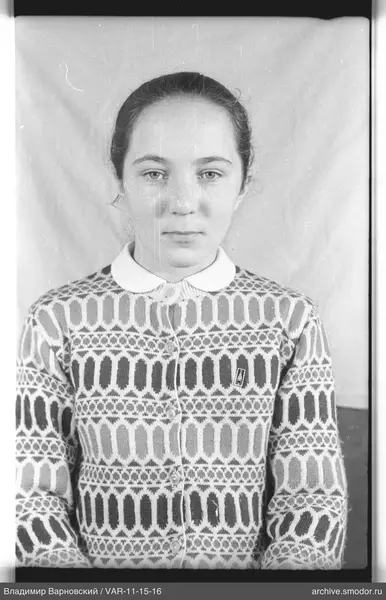 Porträt einer Frau mit Abzeichen und geometrischem Pullover
