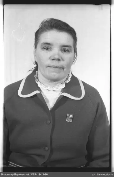 Porträt einer Frau mit Abzeichen