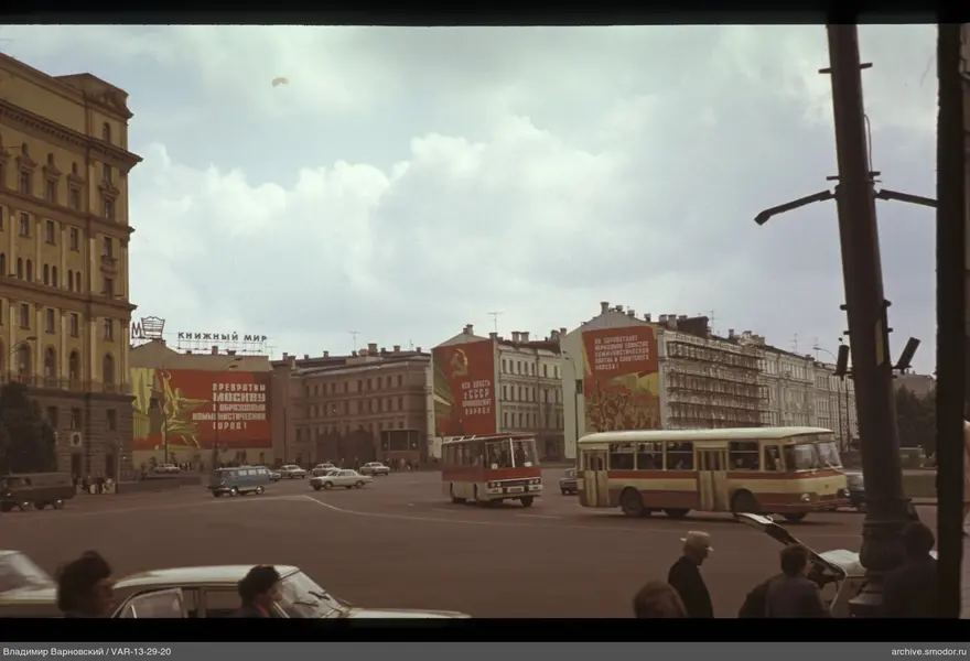 Stadtplatz mit Verkehr und Gebäuden