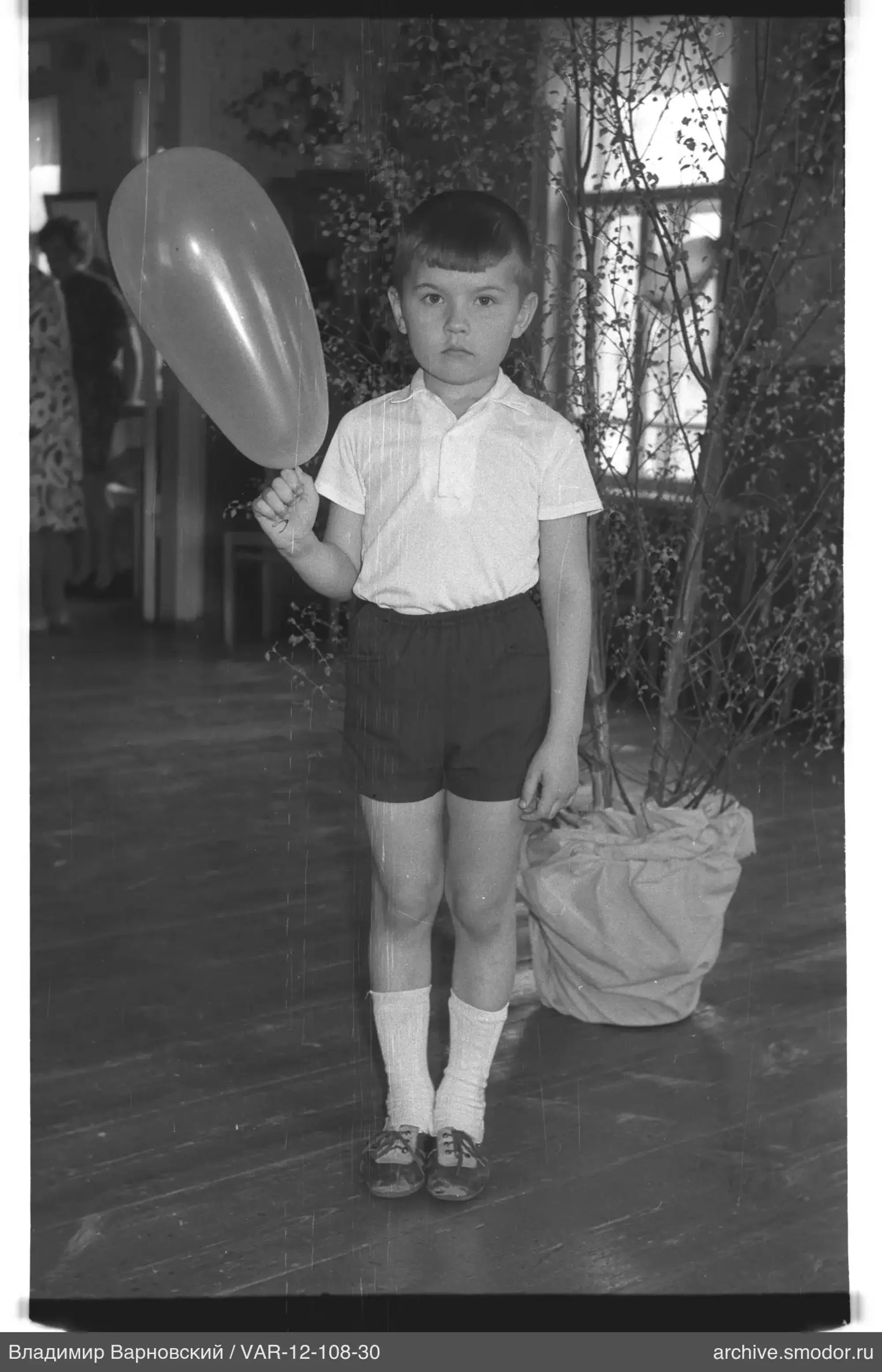 Junge mit Ballon